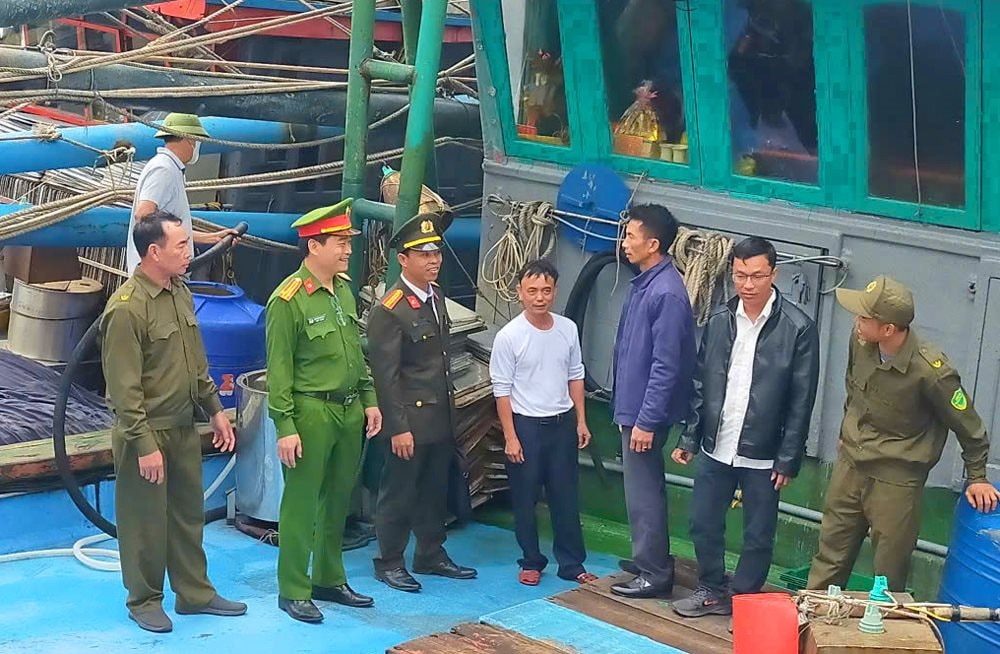 Những cạm bẫy từ việc nhẹ lương cao bên kia biên giới